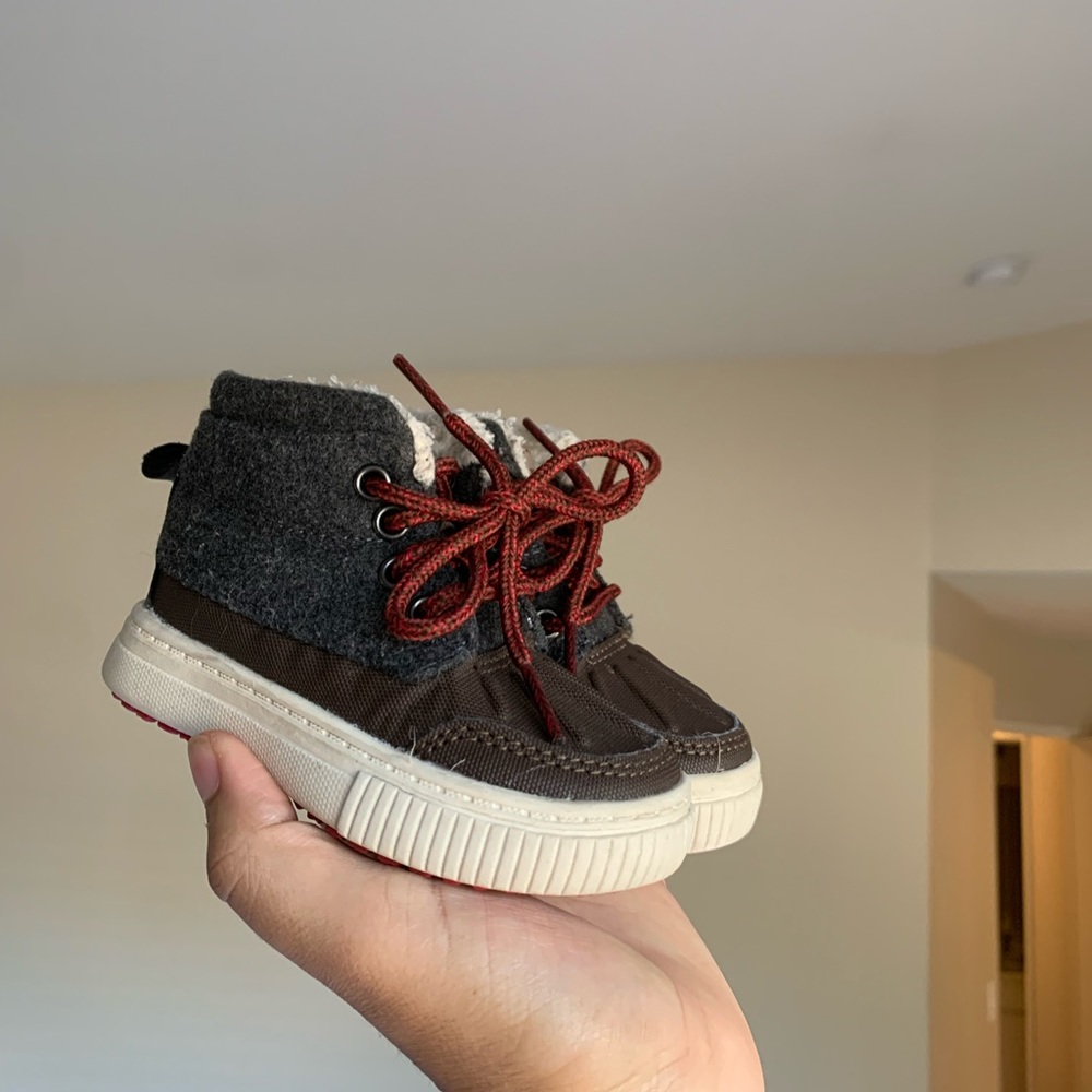 Oshkosh baby size 5 fall and winter boots for boys